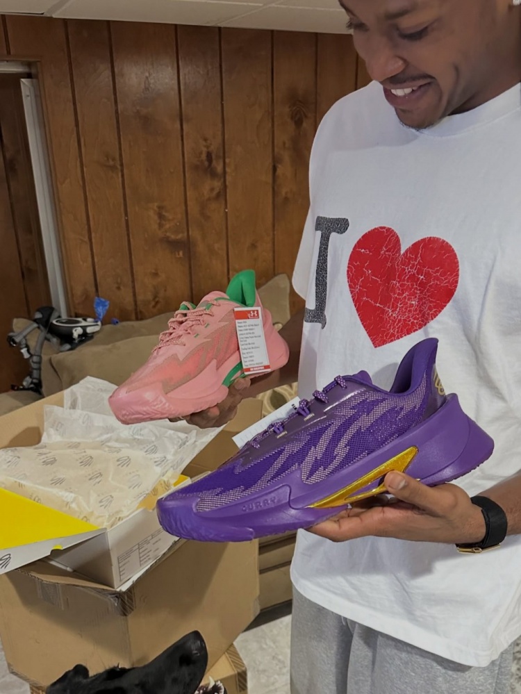 【新闻前线】奥利瓦✌️里晒出专属库里品牌球鞋Series 7 PE！以此致敬伟❕大的父母