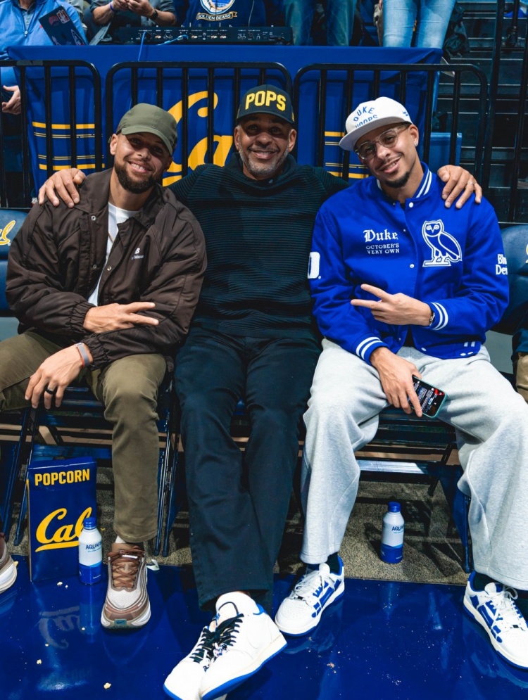 [有道理嘛?]人逢喜事精神爽！库里兄弟和老爹一同观看杜克大学