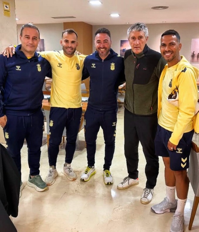 前国安主帅塞蒂恩受邀观看拉帕比赛，并与赫塞、比埃拉等人合影