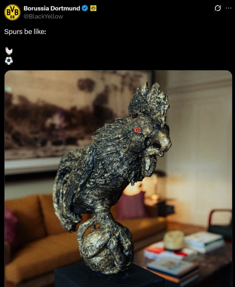 客战热刺！多特社媒晒“石化公鸡抓球”雕塑调侃：热刺大概长这样