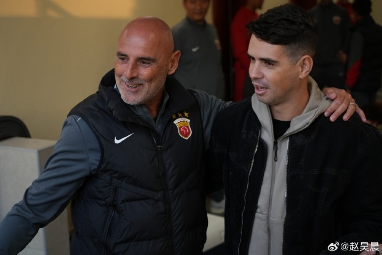 [球场快报]前✌️海港外援奥斯卡在多哈探班海港，并观看⬇➡️