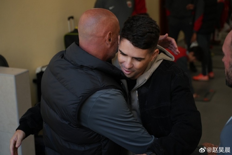 [球场快报]前✌️海港外援奥斯卡在多哈探班海港，并观看⬇➡️️球队与泽尼特的热身赛(图2)