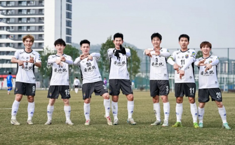 【体育报道】厦门诚毅3-1逆转重庆瀚达，小组头名晋级足协杯正