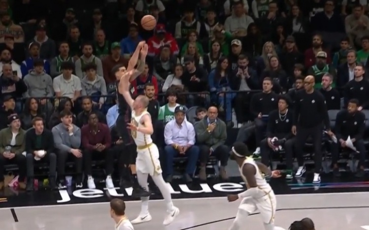 這球沒得爭辯！小波特幹拔三分踢腿絆倒豪澤被吹進攻犯規