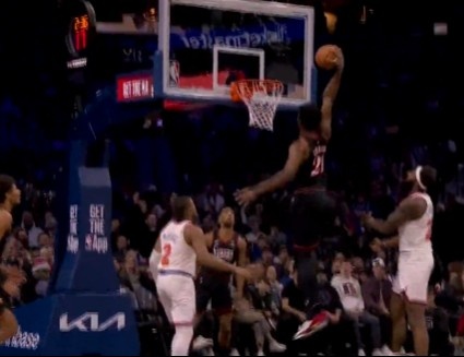 石破天驚！格萊姆斯送回傳 恩比德跟進起飛滿弓戰斧暴力劈扣