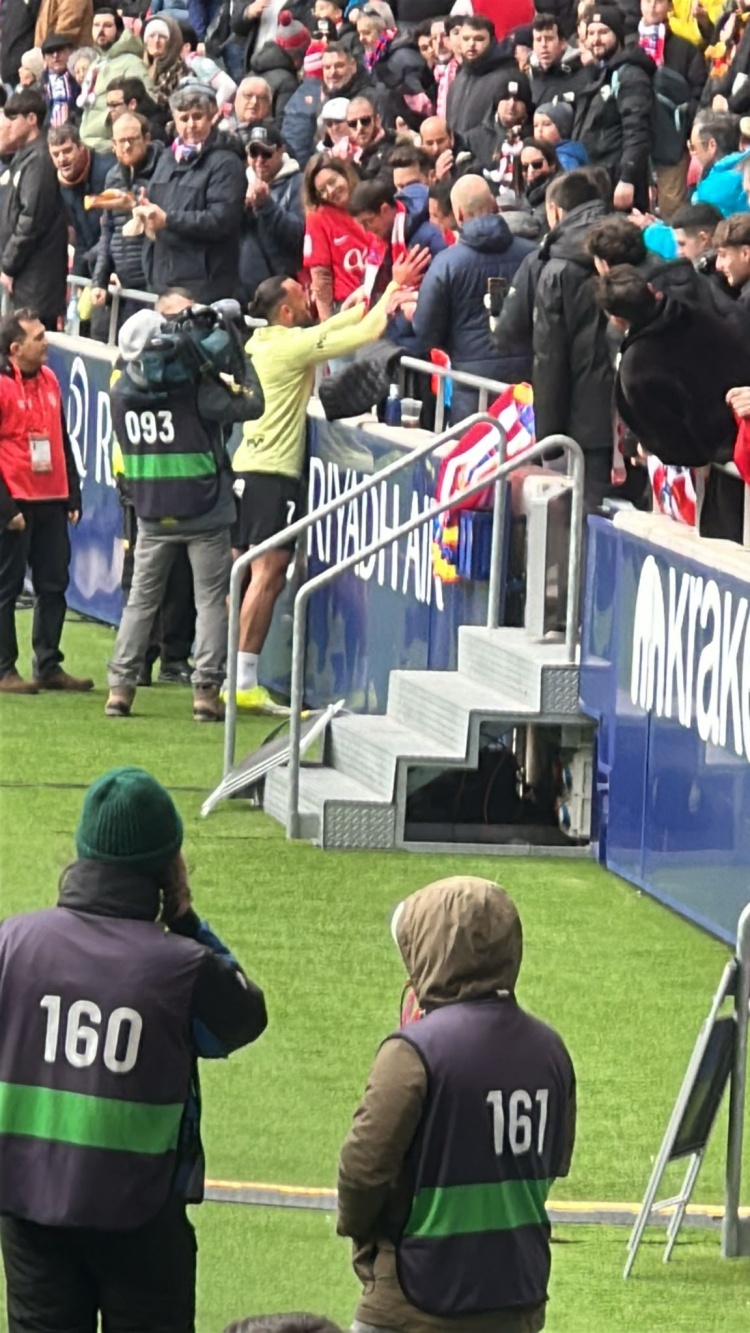 马洛卡前锋穆里奇热身不慎将皮球踢向一名儿童，后者接受了救治