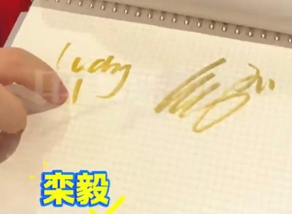 太值了！球迷接机U23国足站了1小时，抢到8个签名