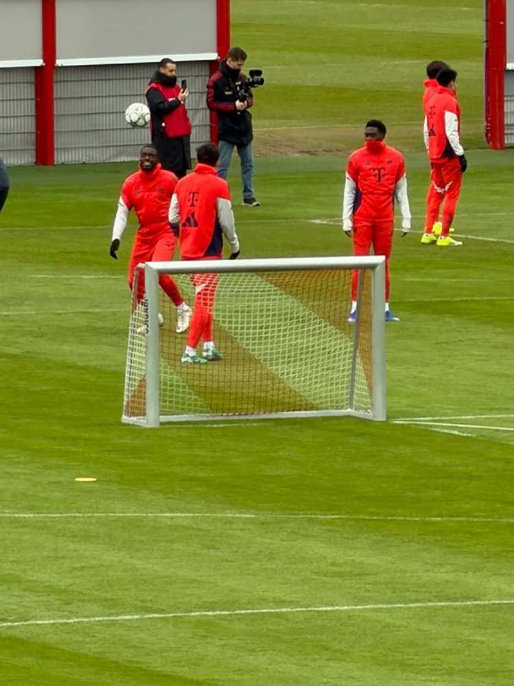 图片报：于帕梅卡诺完整参加拜仁的合练，预计可以出战埃因霍温