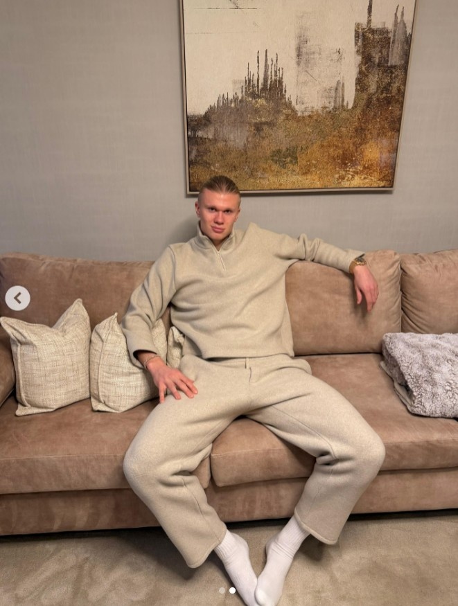 优雅！哈兰德个人社媒晒出两张端坐沙发摆拍照片