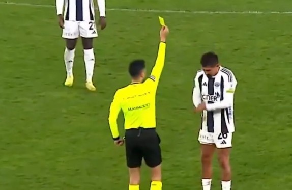[值得一看]光速两黄！卡斯帕萨中场德米尔拜几秒钟内连吃两张黄牌被罚下(图1)