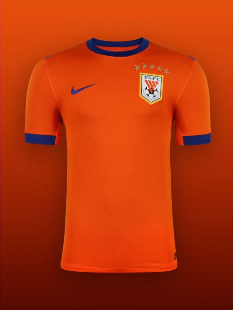  泰山主场球衣整体采用复古设计，背后加入金色SINCE 1993字样