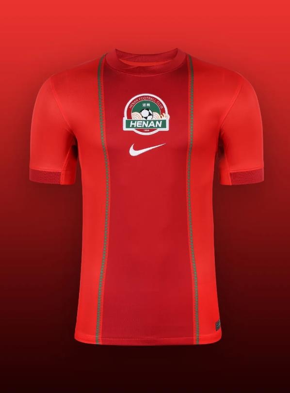 河南主场球衣以红色基调与绿色纹理，融入城市自然气息和球队精神