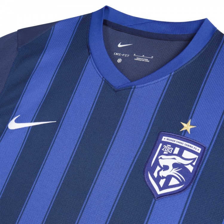 新赛季武汉三镇主场球衣采用经典的蓝色深浅条纹设计