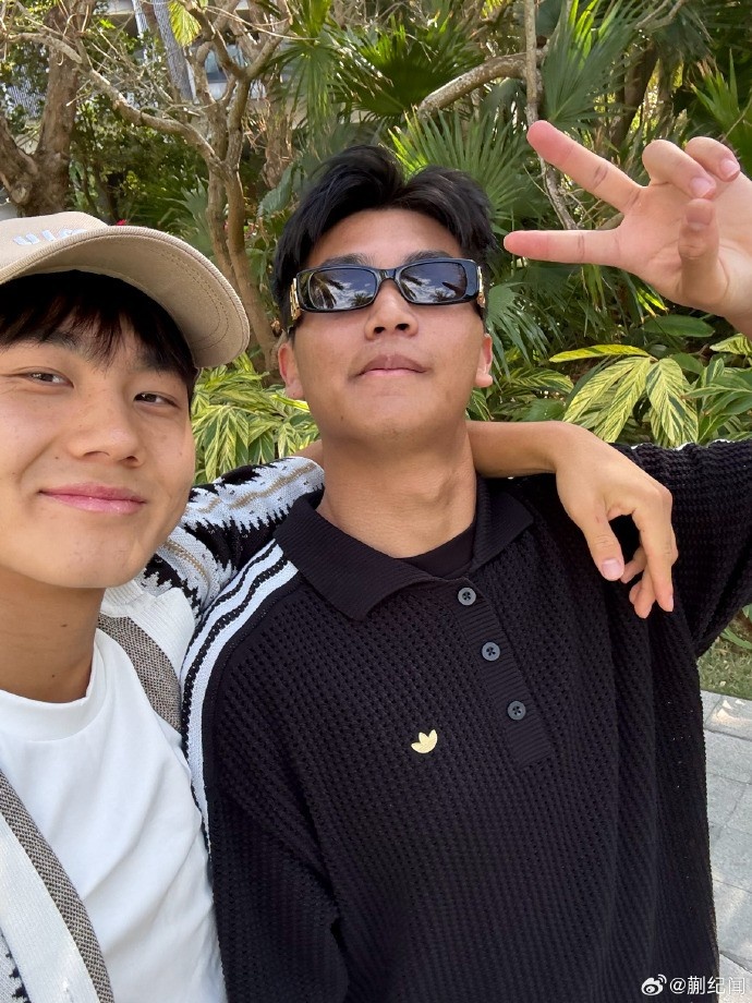 【推荐】蒯纪闻社媒晒与毛伟杰放松合照：返沪，期待新赛季