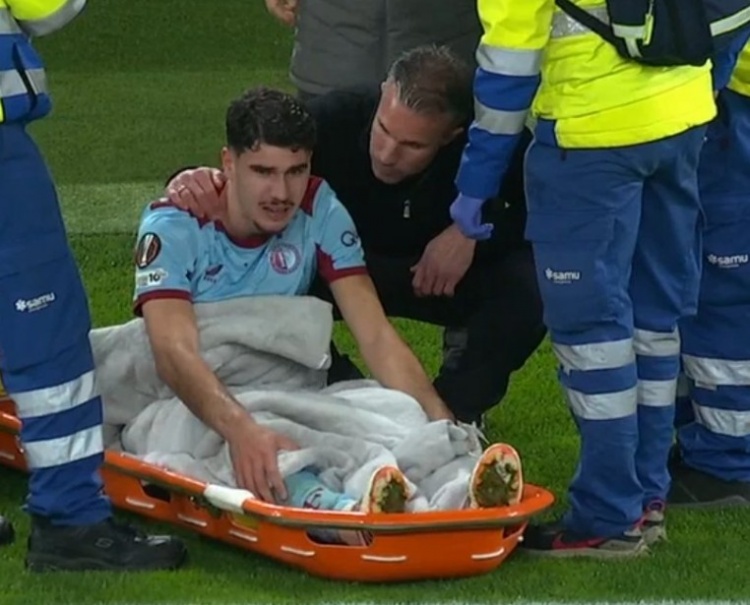 范佩西儿子在对阵贝蒂斯时遭遇膝盖重伤，父亲拦下担架安慰