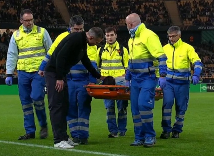 🙏范佩西儿子在对阵贝蒂斯时遭遇膝盖重伤，父亲拦下担架安慰