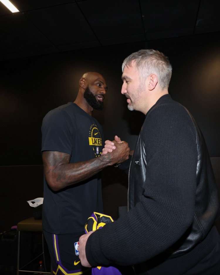 【值得一看】两大传奇！NBA官推晒詹姆斯与NHL历史进球王奥