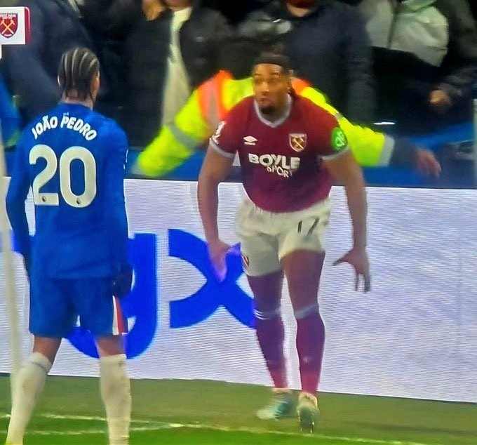 蛮牛来袭！面对气势汹汹的特劳雷，佩德罗微妙地退了几步😂