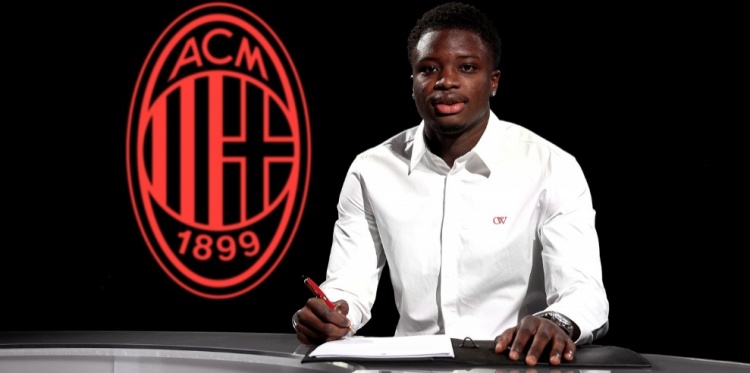 米兰官方：维罗纳19岁中场A·西塞加盟，据悉转会费总价950万欧