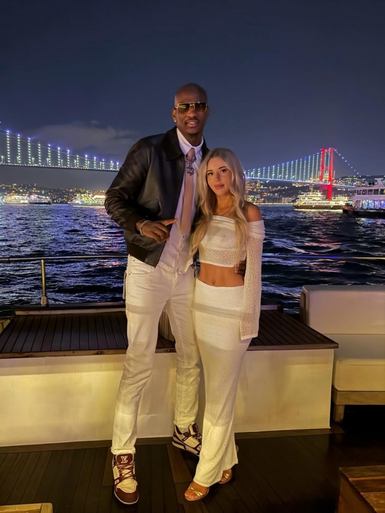 [最新进展]凯·琼斯祝未婚妻生⬇️快：你是我生命中的光芒 我的永恒挚⬅❕️爱(图3)