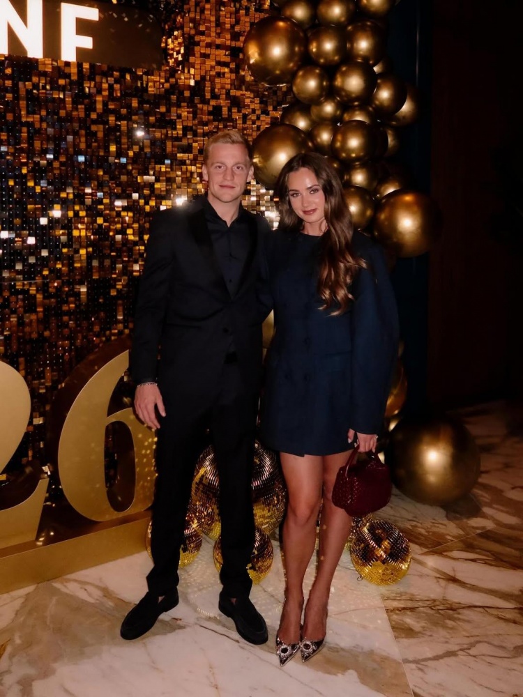 [体育世界]太阳报：范德贝克向博格坎普女儿求婚成功，前曼联太太团留言祝福(图1)