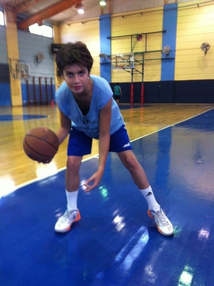 [篮球]开拓者官微晒照：阿夫迪亚 一个有着大大梦想的小男孩