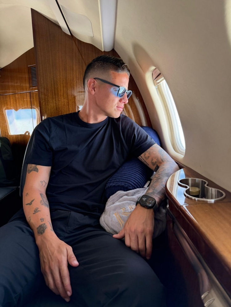 即将加盟明尼苏达联，34岁J罗晒机舱照并配文：出发