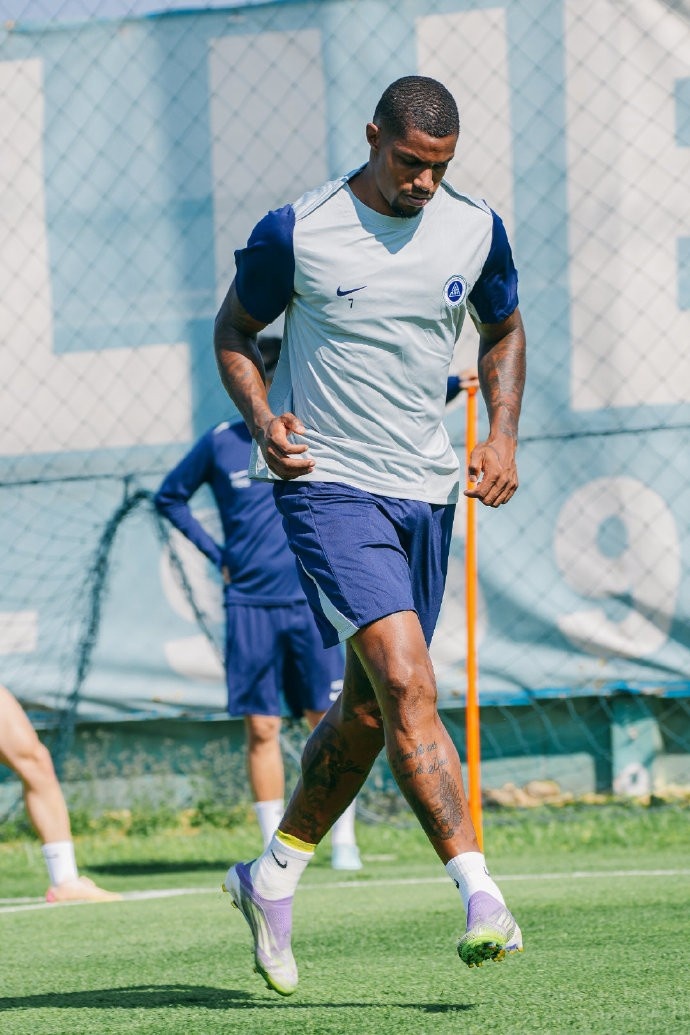 [转载]阳光与汗水洒在曼谷绿茵场(图1)