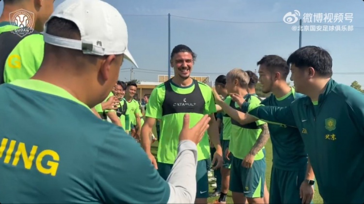 笑容满面！国安新援中卫拉莫斯到队，队友列队欢迎