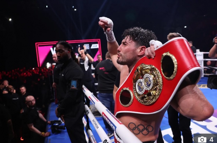 【体育报道】太阳报：约什·凯利在桑德兰主场展示IBF次中量级世界冠军金腰带(图1)