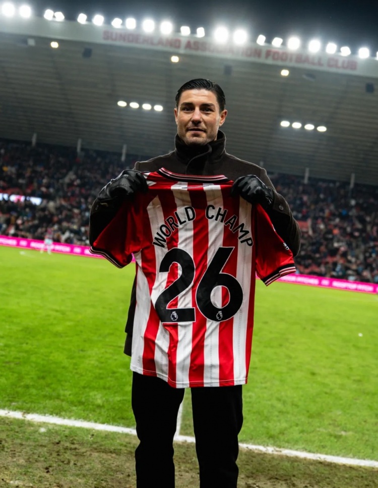 【体育报道】太阳报：约什·凯利在桑德兰主场展示IBF次中量级世界冠军金腰带(图2)