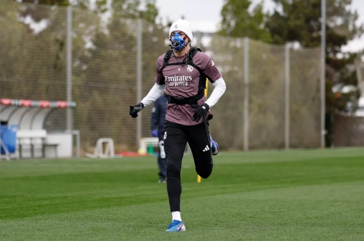 跑不死的体能储备！官方：皇马今日训练，球员佩戴平图斯面罩