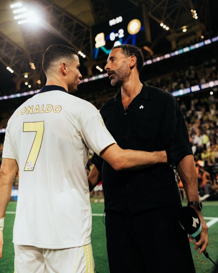 C罗41岁生日，费迪南德晒合照：生日快乐，我的朋友💪🏽❤️