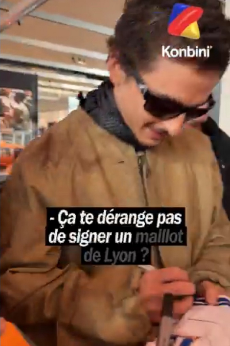 甜茶是圣埃蒂安死忠，给死敌里昂的球衣签名时留言“打倒里昂”