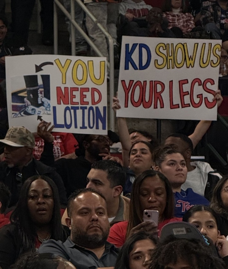 [有趣体育]小腿皲裂惹人忧！火箭球迷举牌：KD给我们看看腿 你需要身体乳(图2)