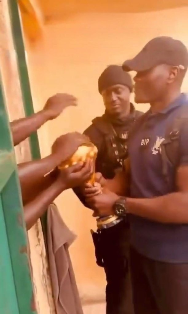 [最新体报]一同感受夺冠喜悦，塞内加尔让监狱囚犯触摸非洲杯⬆️冠军奖杯⭐(图1)