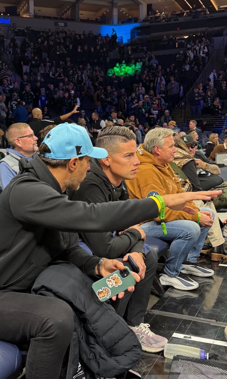 熟悉新城市！J罗现身NBA赛场，观战明尼苏达森林狼比赛