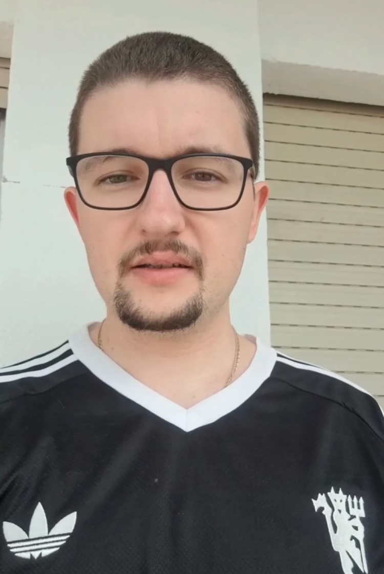 蓄发哥发起挑战前的照片