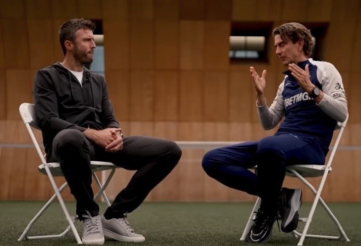 攻守之势易也！卡里克6个月前还处于无业状态，并客串采访弗兰克