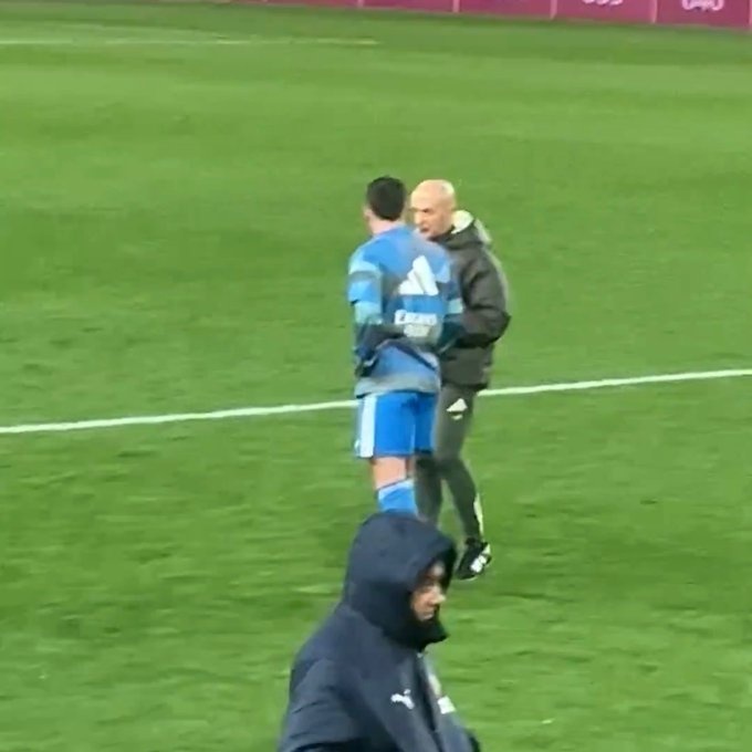 又未能出场！卡瓦哈尔赛后与平图斯交流，看起来情绪低落