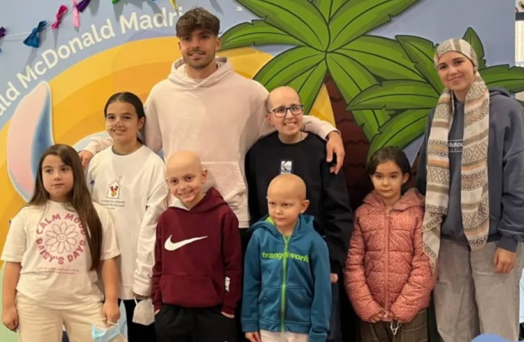 马卡：阿森西奥探望患白血病儿童，捐赠大量厨房用品给慈善机构