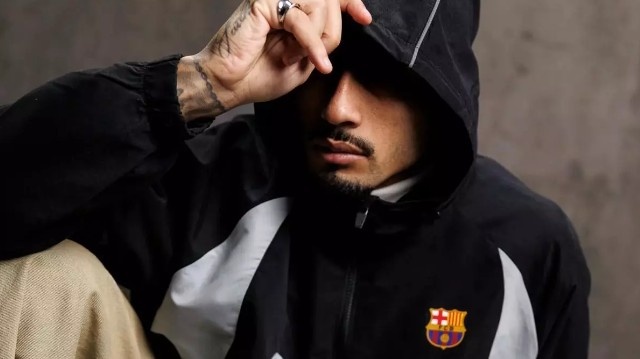 每体：巴萨发布全新街头时尚系列服饰，吸引年轻粉丝群体