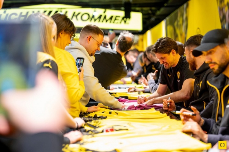 多特新年聚会：科瓦奇变身酒保，现场有抽奖、球员签名会等活动