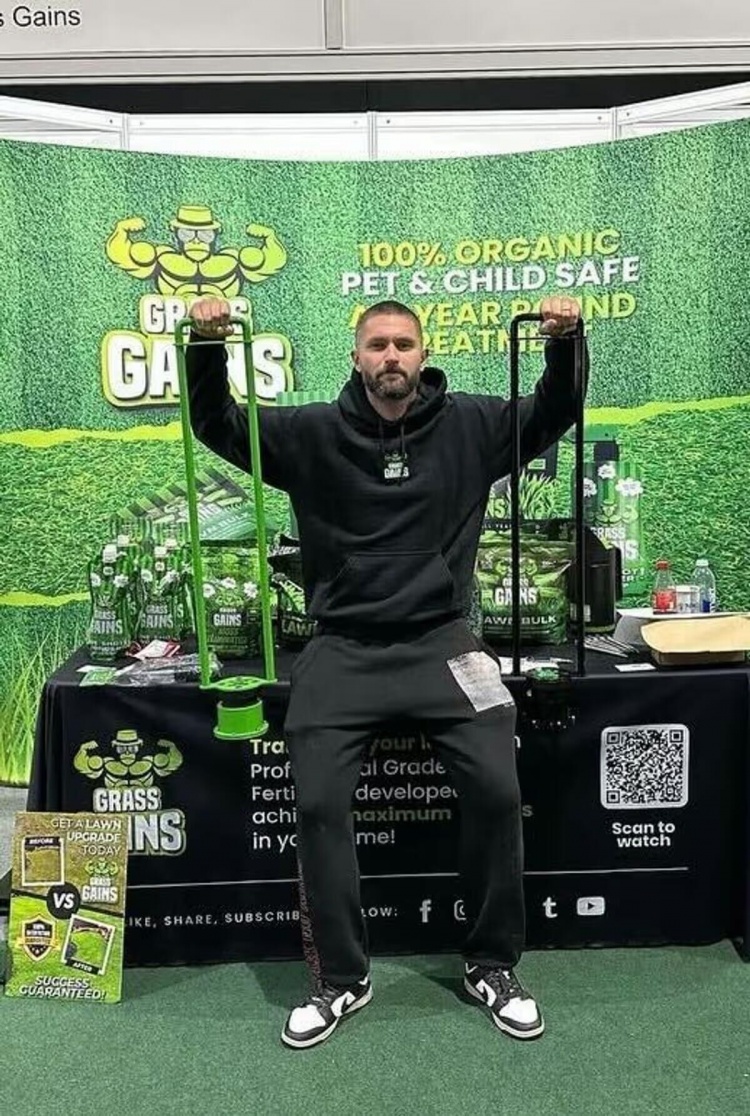 [体育报道]镜报：阿森纳旧将退役后卖草坪护理产品，现在给阿森