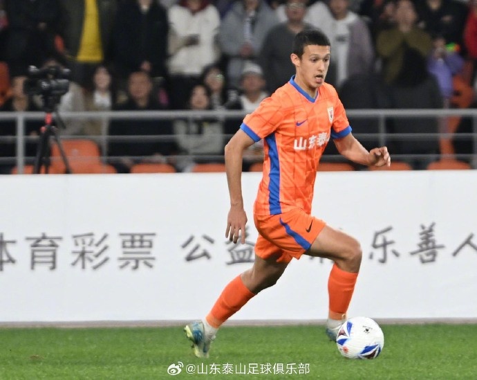 【球迷报道】山东泰山足球俱乐部与球员依木兰·买买提完成续约(图1)