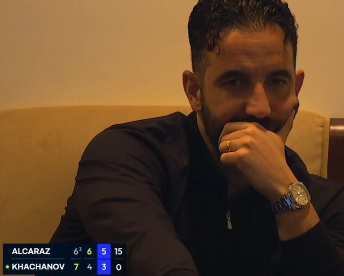 镜报：阿莫林现场观看阿尔卡拉斯比赛，被曼联解雇后获1000万英镑