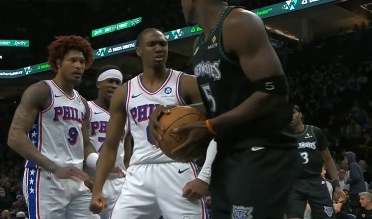 [篮球]华子：马克西是我最喜爱球员之一 他今天还隔扣了我 让我不太爽(图1)