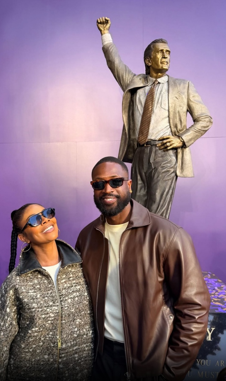 [焦点新闻]韦德晒与莱利雕像合影：能在你手下打球是我的荣幸！(图1)