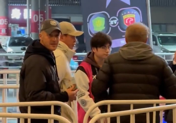 [体坛最新进展]考察对手？记者：申花主帅斯卢茨基来到现场观看