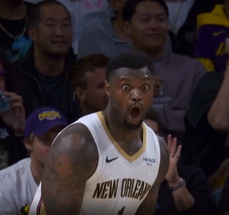 [体育报道]你还不解？锡安持球强攻肘翻海斯被吹进攻犯规 目瞪